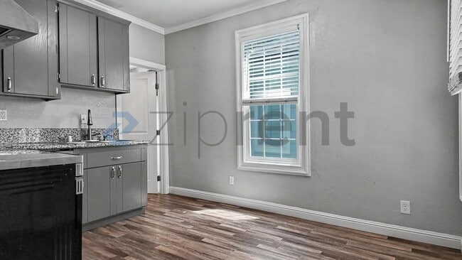 Building Photo - Unit B
