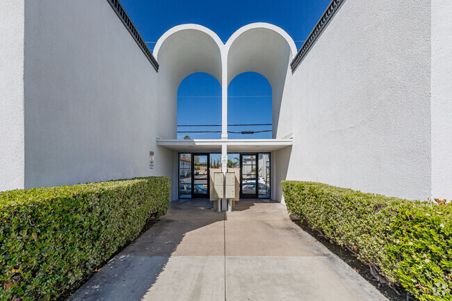 Entrada al patio - The Arches Apartments