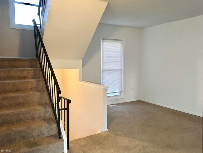 Building Photo - 4 br, 1.5 bath Townhome - 1749 Judy Way