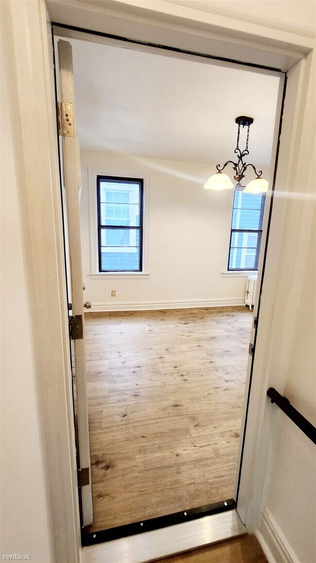 Building Photo - 3 br, 1 bath Duplex - 27 Newark Bay Court 2