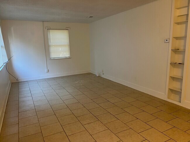 Building Photo - 340 Tiny Pl