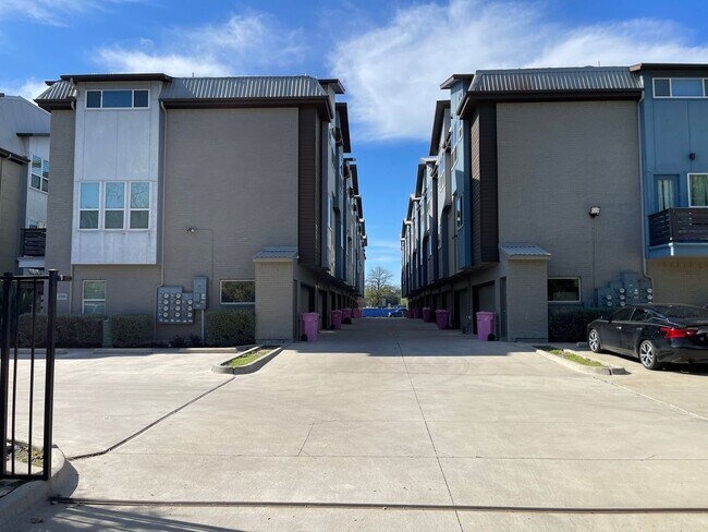 Foto del edificio - Modern living in trending East Dallas at METRO AT LIVE OAK!