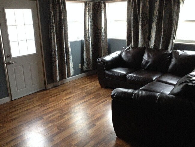 Foto del edificio - Spacious 3bd/1.5ba 2 Story Single Family Home