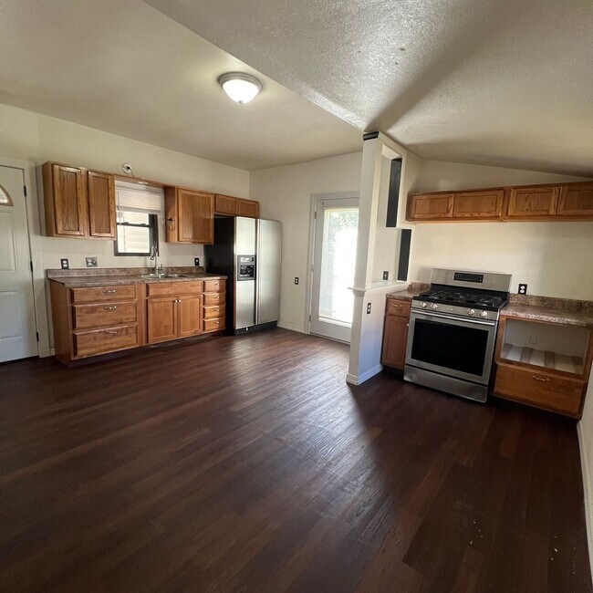 Building Photo - Move In Ready