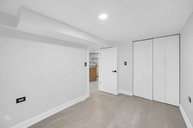 Building Photo - 5924 S Artesian Ave
