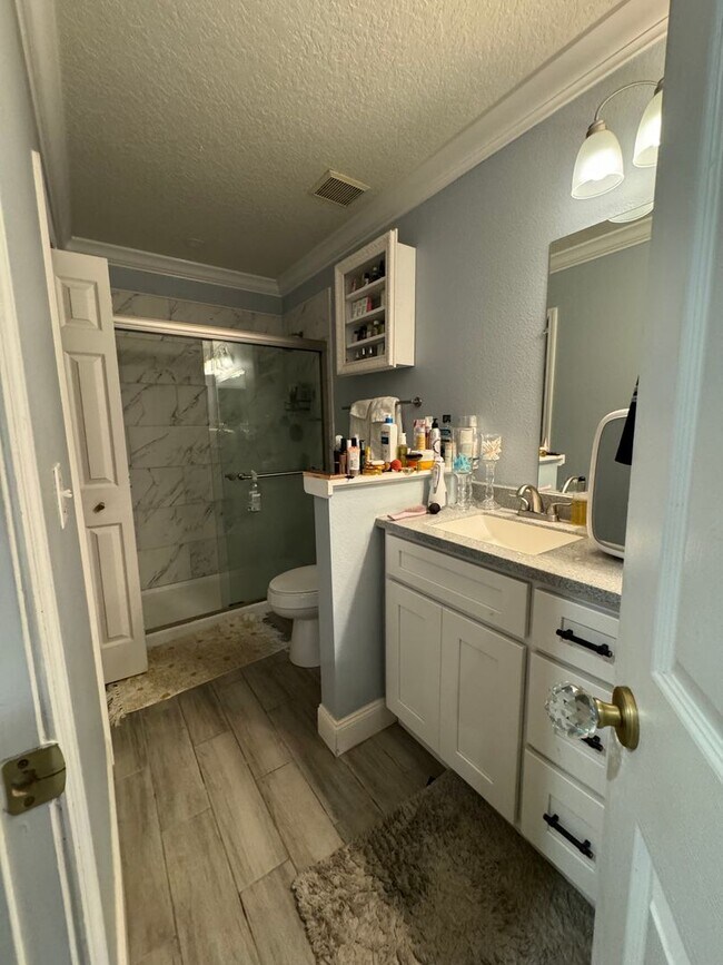 Building Photo - Beautiful 2 Bed, 3 Bath Townhome in Winter...
