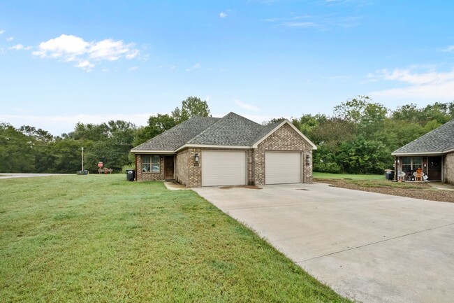 Building Photo - 445 Oakwoods Dr Duplex
