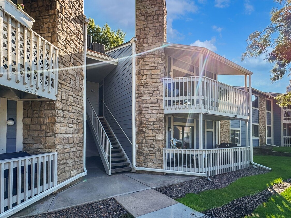 Foto principal - Charming 2-Bedroom Condo in Prime Location...