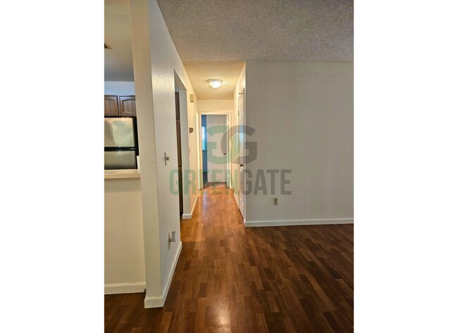 Building Photo - Charming 2 bedroom condo available in Mode...