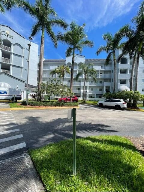 Foto del edificio - 10700 St