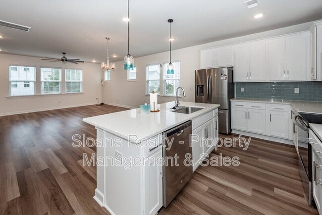 Building Photo - 211 Winding River Dr