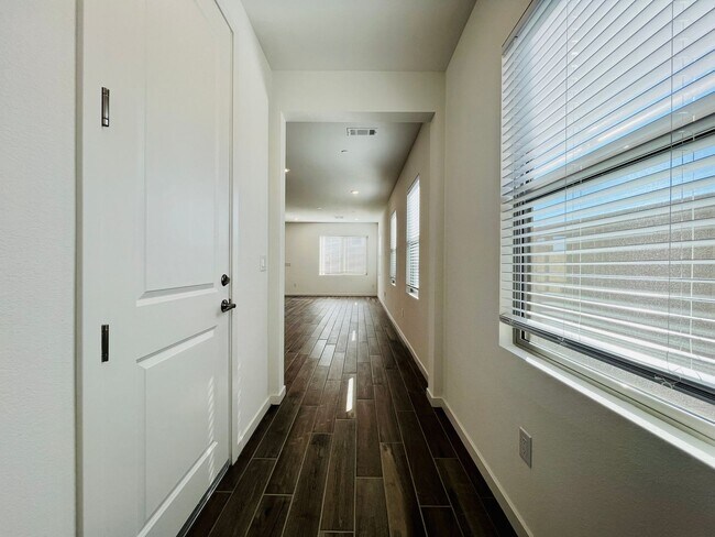 Building Photo - s 4 bedroom 2.5 Bathrooms with Loft, home ...