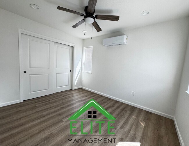 Foto del edificio - Spacious 4-Bedroom, 3-Bathroom Home in Des...