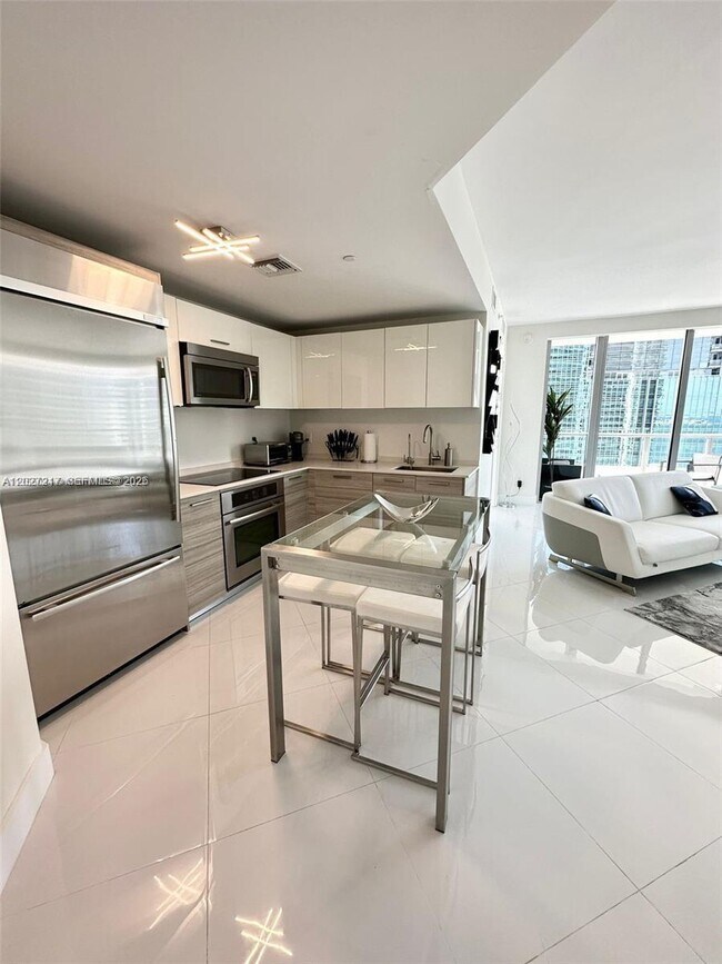 Foto del edificio - 1300 Brickell Bay Dr