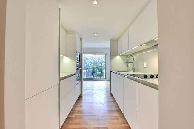 Building Photo - 3195 Van Horne