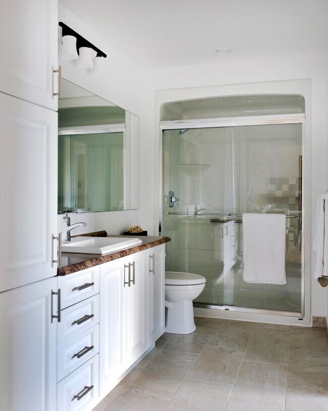 Photo du bâtiment - 1 Bedroom + Office with Terrace | Lepine Apartments