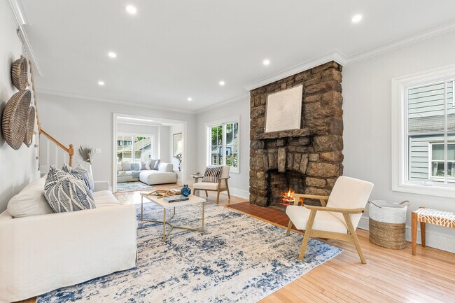 Building Photo - 33 Oakwood Ave