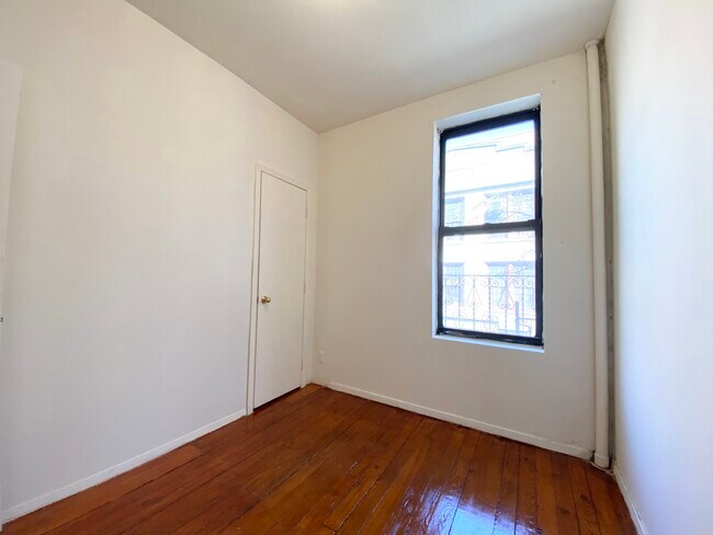 Foto del edificio - 328 E 19th St