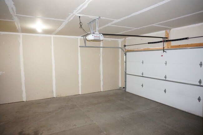 Building Photo - 3 Bed 3 Bath