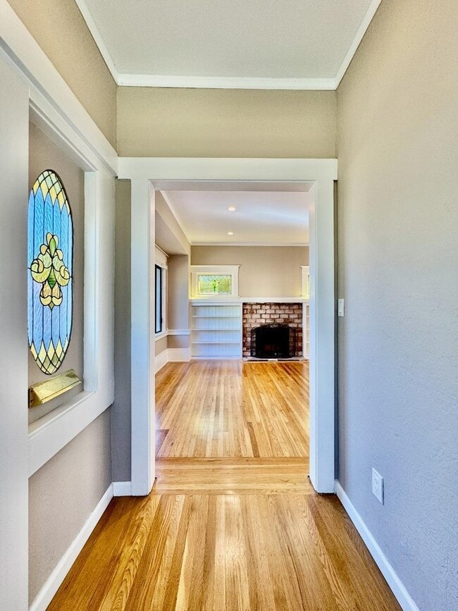 Building Photo - 809 Bayswater Ave