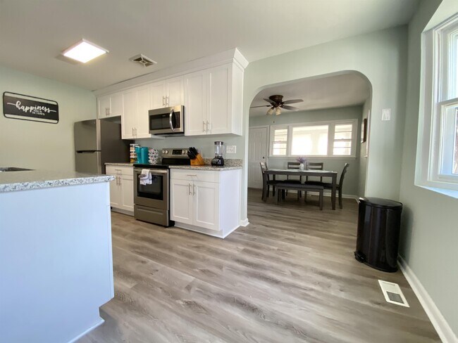 Building Photo - 1073 Scenic Blvd