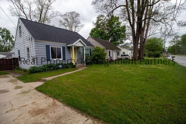 Building Photo - Updated 3BR Kentwood Home with Loft, Stain...