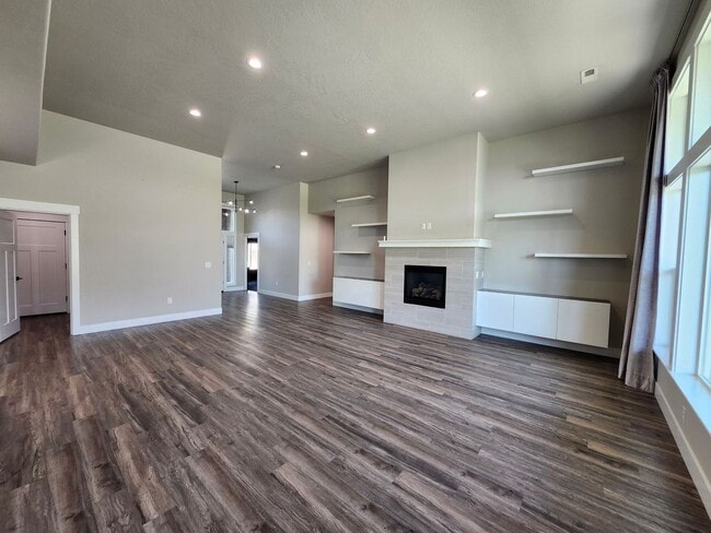 Building Photo - Elegant 4 Bed, 2 Ba Home - MANY Upgrades &...
