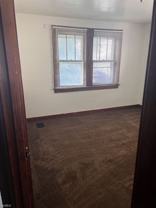 Building Photo - 2 br, 1 bath Duplex - 967 Davis Avenue