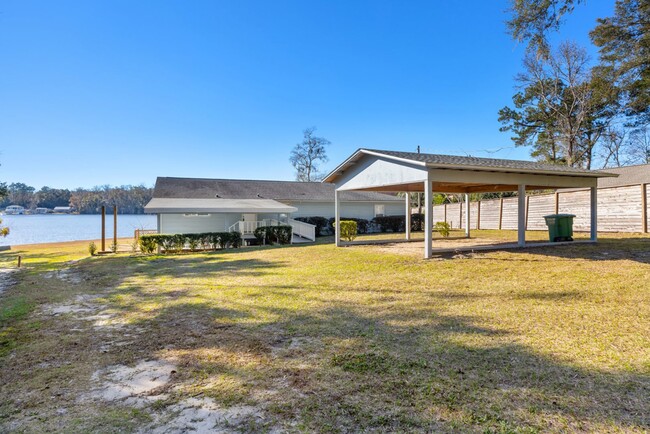 Building Photo - Lake Talquin - LAKEFRONT- Furnished 3 bedr...