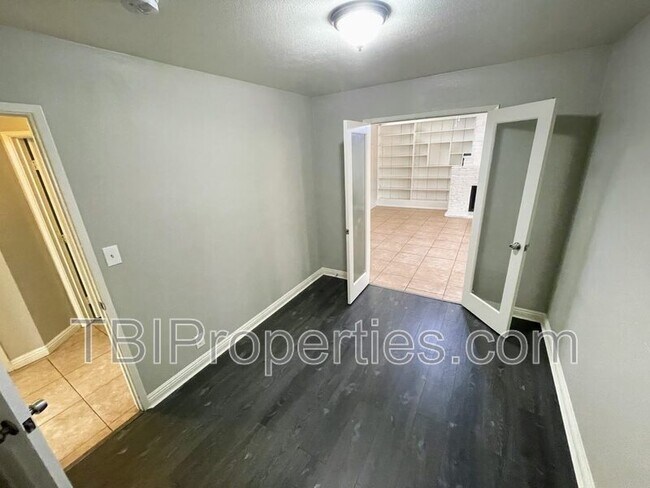 Foto del edificio - 156 E Marshall Blvd