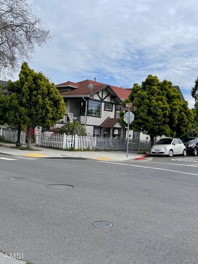 6 br, 3 bath House 1400 Alcatraz Ave House for Rent in Berkeley, CA