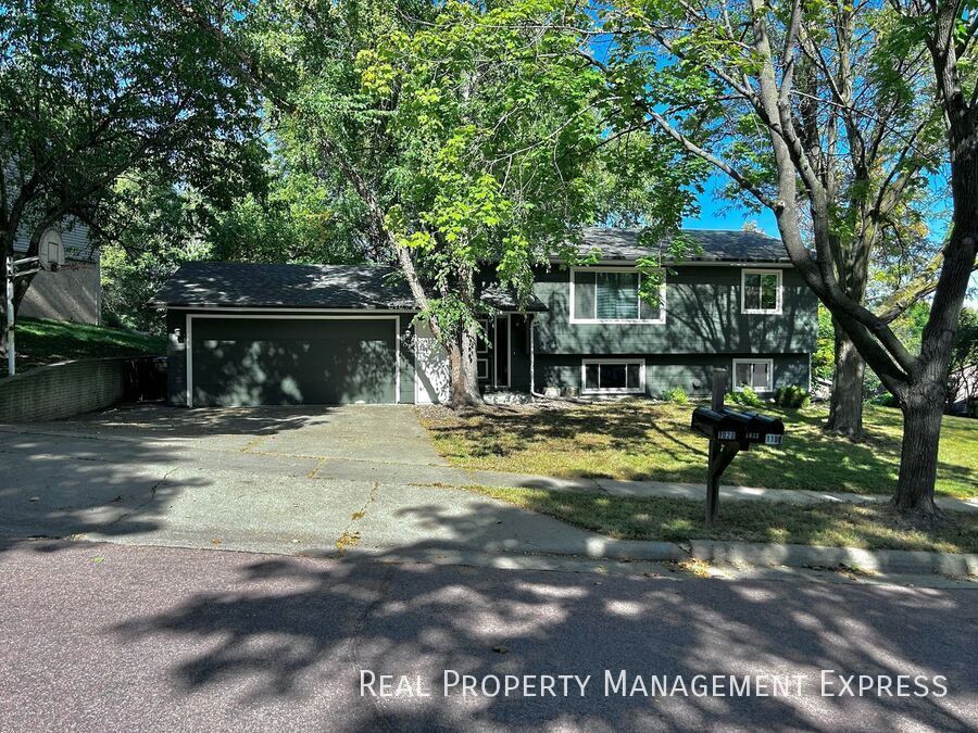 Foto principal - 3 Bedroom 2 Bathroom Home with a Fireplace...