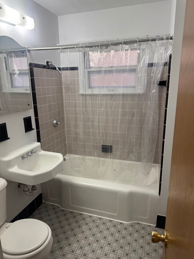 Foto del edificio - 6643 W Lisbon Ave