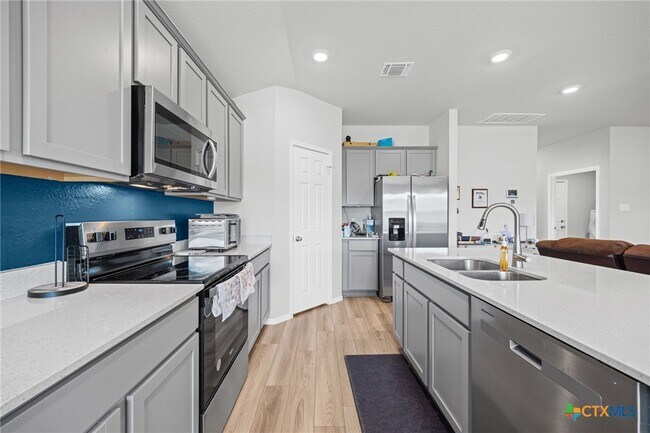 Foto del edificio - 7203 Gilbert Dr