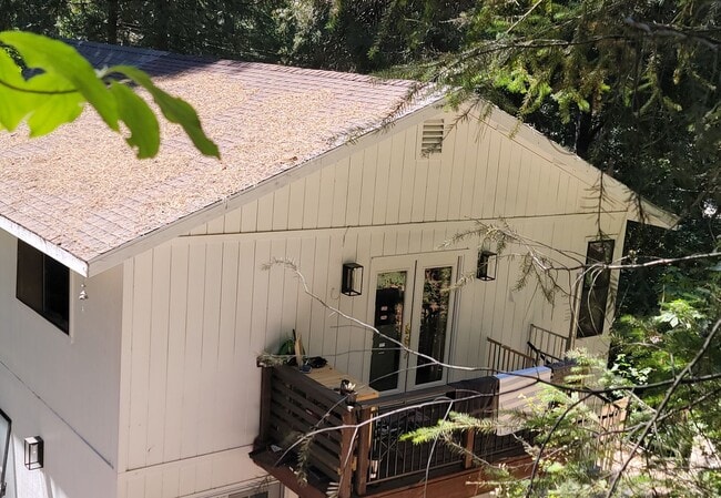 Building Photo - Renovated Cascade shores apartment