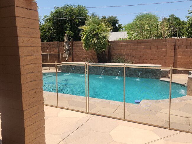 Piscina 3 - 3138 N 83rd St