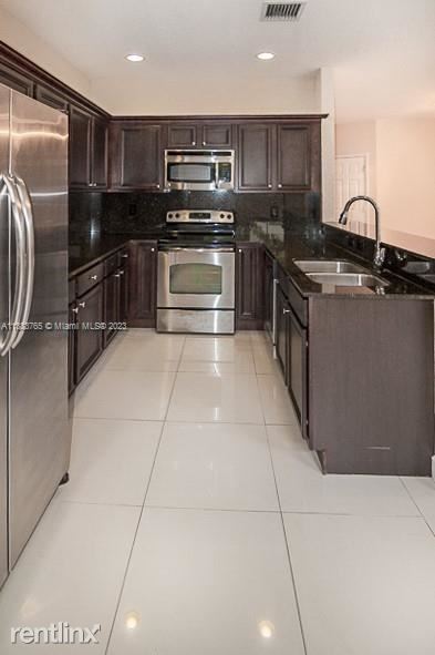 Building Photo - 3 br, 2.5 bath Townhome - 1024 NE 207th Te...