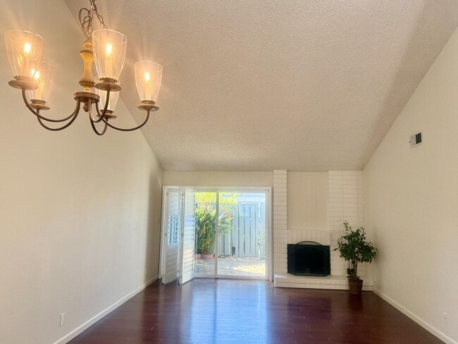Building Photo - 972 Diaz Ln
