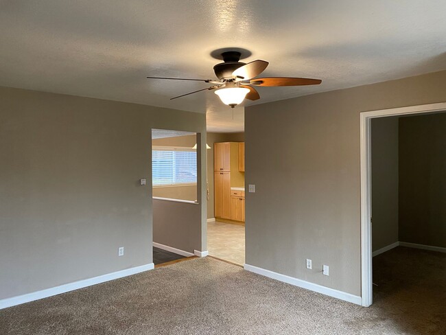 Building Photo - Charming 2 bedroom with a backyard and a l...