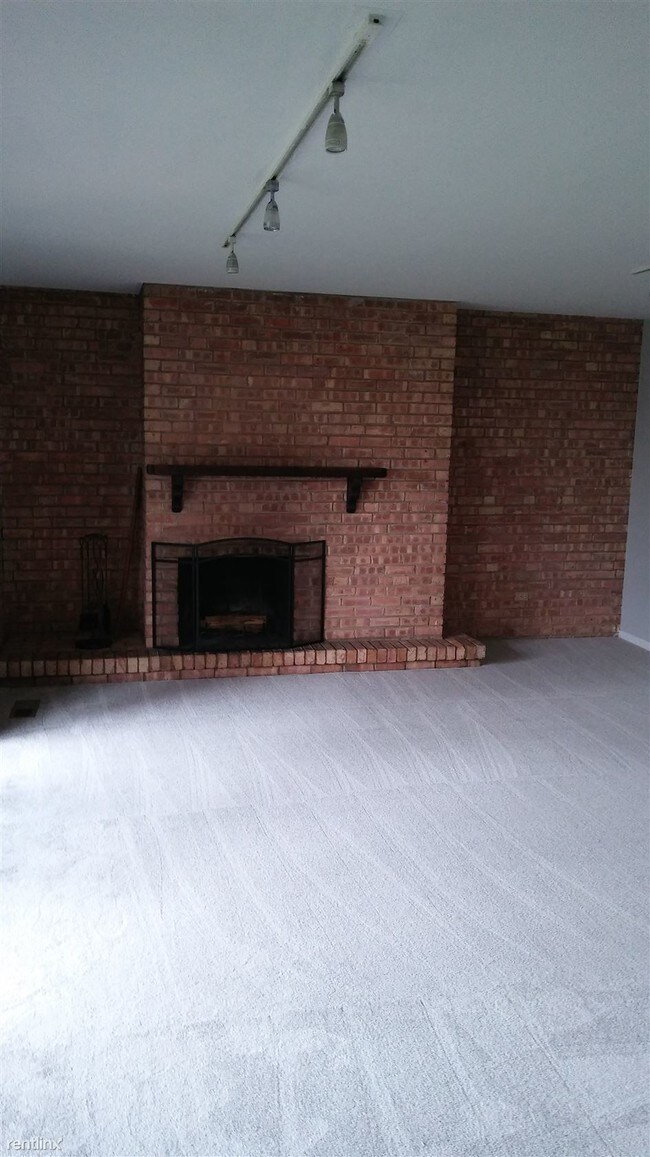 Building Photo - 1 br, 1 bath Condo - 1605 Maple Ter Unit 2B
