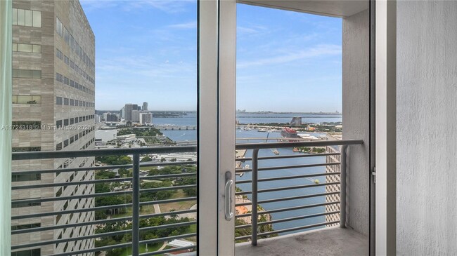 Foto del edificio - 325 S Biscayne Blvd