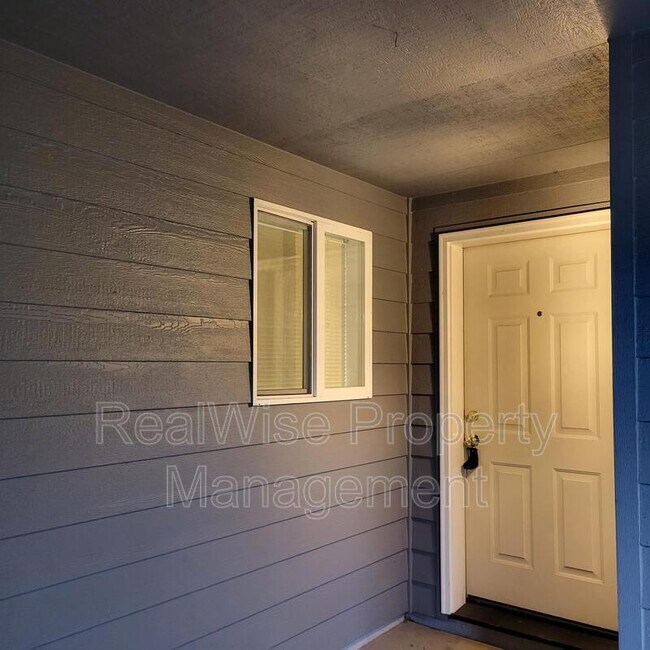 Building Photo - 1417 SW Kokanee Ln