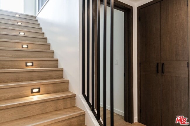 Foto del edificio - 843 Mariposa Ave