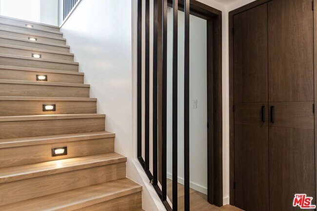 Building Photo - 843 Mariposa Ave