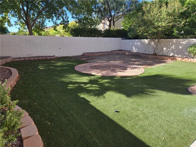 Foto del edificio - 8939 Spring Peeper Ave