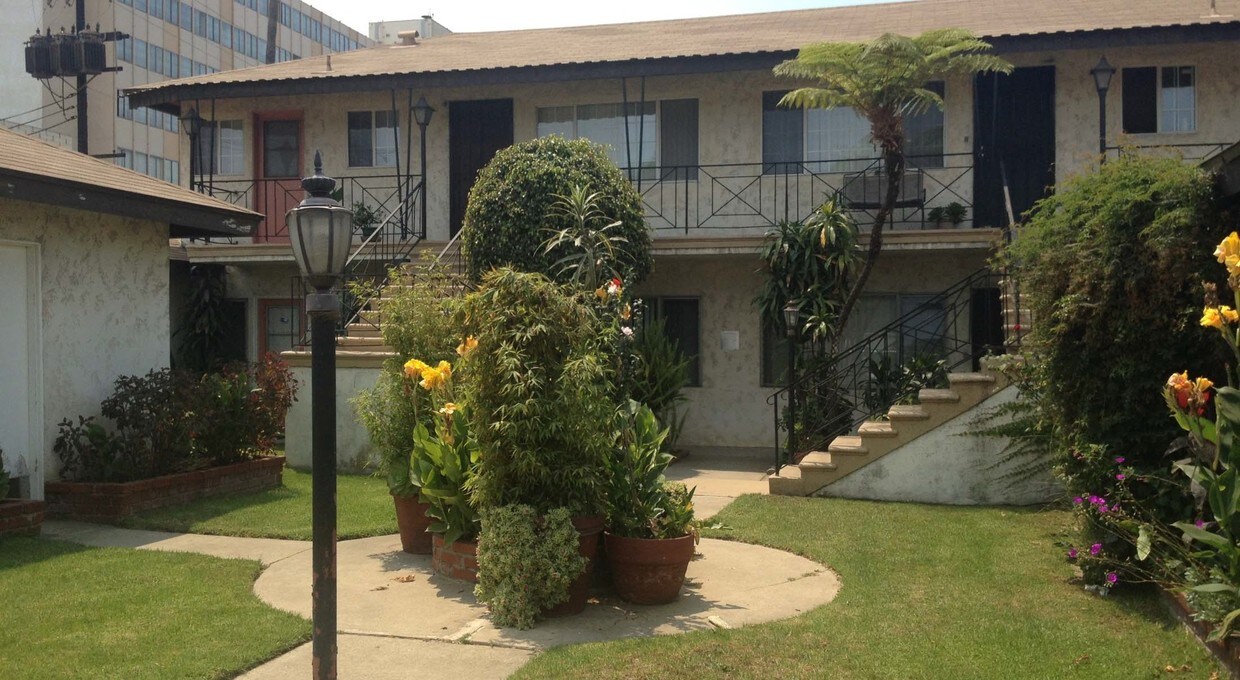 Primary Photo - 1718 E Mariposa Ave