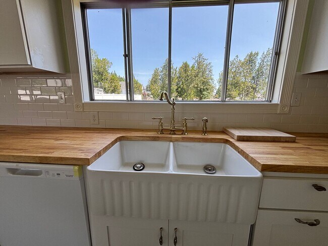 Foto del edificio - Charming Historic 4-bd Home for Rent – Ful...