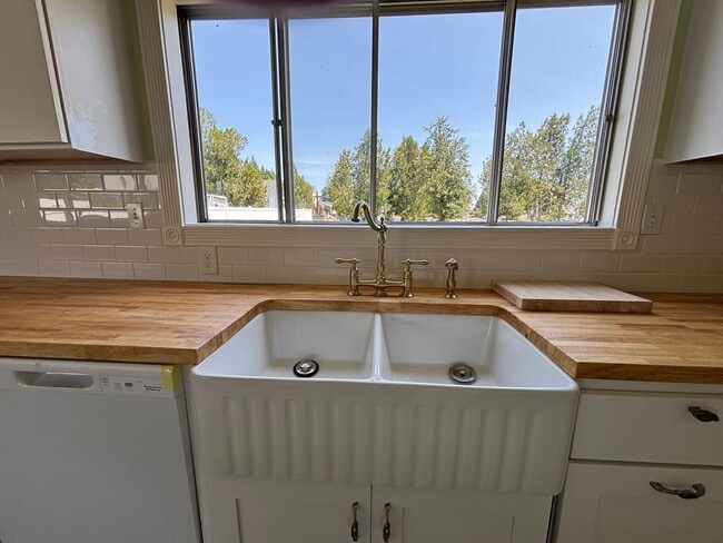 Building Photo - **Coming soon** Charming Historic 4-bd Home for Rent – Fully Remodeled, Spacious Yard, Great Loca...