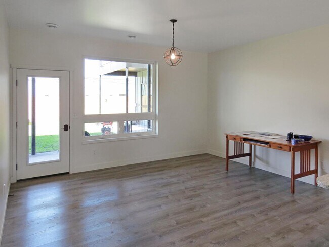 Foto del edificio - Beautiful 2 bed/ 2 bath with bonus room co...