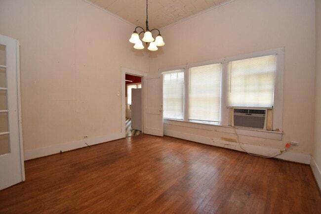 Building Photo - Centrally Located 2 Bed Close to Tech!